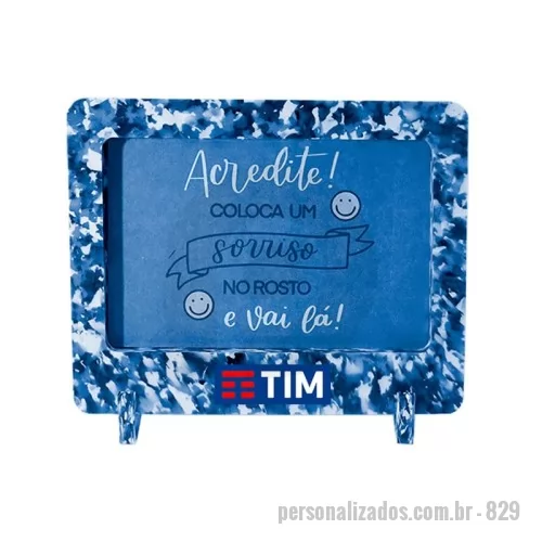 Porta retrato personalizada - Green Plasticaria, fabricado 100% com plástico reciclado, produto inovador e eco sustentável, medindo 19x17cm, a escolha ideal para o meio ambiente e para adequação às estratégias corporativas de ESG.