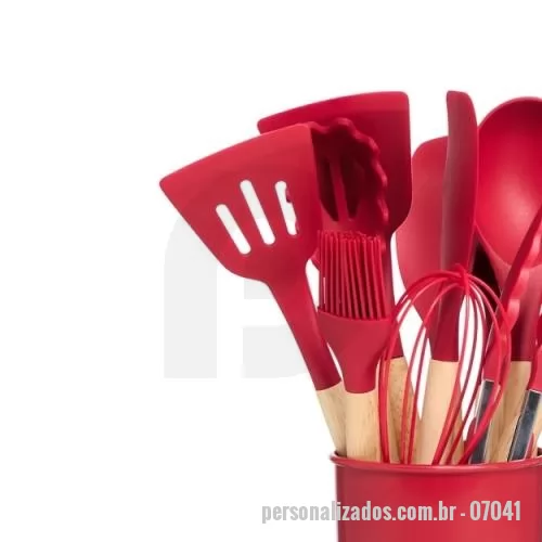 Porta Utensílios personalizada - O kit ideal para uma cozinha moderna, projetado para preservar e prolongar a vida das suas panelas! Composto por 12 peças essenciais, este kit é feito em silicone com pegadores de bambu, proporcionando um visual sofisticado. Resistente a temperaturas extremas (-30ºC a 230ºC) e fácil de higienizar, ele é totalmente seguro para suas panelas, pois o silicone não risca nem agride o teflon. O kit inclui: colher escumadeira, colher funda, colher rasa, colher vazada, concha, espátula, espátula de pão, espátula vazada, fouet, pegador e pincel, todos organizados em um suporte plástico. Ecológico e atóxico, nosso kit é cuidadosamente projetado para uso com alimentos, sendo livre de BPA.