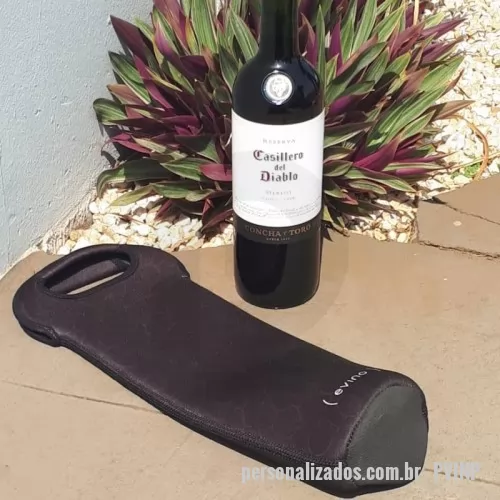 Porta vinho personalizada - O Porta Vinho Premium é um tipo de brinde que permite guardar garrafas de vinho com segurança e conforto, além de contar com uma alça que facilita no transporte das bebidas