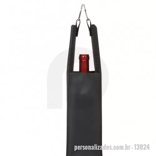 Porta vinho personalizada - Estojo porta vinho em couro sintético bidim, contém duas alças metálicas e botão para lacre.  Altura :  43 cm  Largura :  9,7 cm  Medidas aproximadas para gravação (CxL):  8,8 cm x 23 cm  Peso aproximado (g):  150 CONSULTE-NOS PARA OUTROS MODELOS