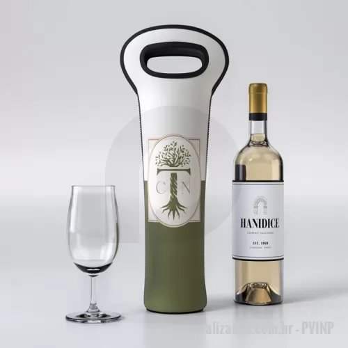 Porta vinho personalizada - Porta Vinho Premium Personalizado, Quando se trata de brindes promocionais de alta qualidade, o Porta Vinho Premium Personalizado em neoprene é uma escolha que se destaca. Este produto não só oferece funcionalidade, mas também um toque de sofisticação que impressiona qualquer destinatário. Confeccionado com neoprene, ele garante durabilidade e proteção, tornando-o ideal para diversas ocasiões, desde eventos corporativos até celebrações pessoais.  O diferencial do Porta Vinho Premium Personalizado está em seus detalhes. Equipado com um fundo de Shark Skin, um material premium, ele oferece excelente aderência e estabilidade. Essa base antiderrapante é perfeita para evitar deslizamentos acidentais, proporcionando segurança adicional durante o transporte e uso. Este detalhe cuidadoso não só protege a garrafa, mas também adiciona um toque de elegância ao produto.  A personalização é outro ponto forte deste porta-vinho. Com a possibilidade de adicionar o logo e as cores da sua empresa, você 
