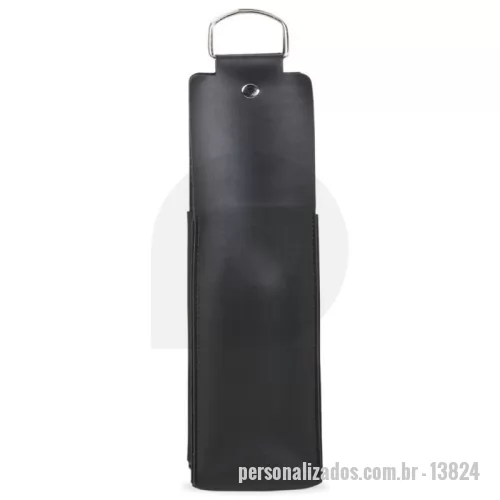 Porta vinho personalizada - Porta Vinho Bidim Personalizado: Elegância e Segurança para Transportar Seu Vinho  Apresentamos o Porta Vinho Bidim Personalizado, a solução perfeita para quem busca sofisticação e segurança na hora de transportar sua garrafa de vinho. Ideal para presentear, eventos ou como um brinde especial, este porta vinho combina design clássico e funcionalidade.  Características Material elegante e resistente: Couro sintético bidim de alta qualidade, que confere elegância e durabilidade ao produto. Design prático e seguro: Comporta uma garrafa de vinho, protegendo-a durante o transporte. Alças metálicas: Duas alças metálicas para maior segurança no transporte. Botão para lacre: Garante o fechamento seguro do estojo. Personalização exclusiva: Adicione sua marca, logo, nome ou mensagem e transforme o porta vinho em um brinde único e memorável para seus clientes, colaboradores ou eventos. Vantagens Sofisticação: Material e design clássicos, ideais para presentear ou agregar valor à sua marca. Segura