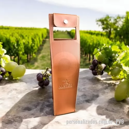 Porta vinho personalizada - Porta Vinho Personalizado – PV9 confeccionada em couro ou sintético nobre diversas opções de materiais e cores  Possui alça para transportar a garrafa de vinho em segurança . Gravação em baixo relevo ou digital colorido.