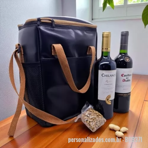Porta vinho personalizada - BOLSA TÉRMICA PARA VINHO 32X25X16CM NO MATERIAL SINTETICO CEDRO, PARTE INTERNO COMPARTIMENTO  PARA VINHO, BOLSOS LATERAIS EM TELA VOLEI, 1 BOLSO FRONTAL DO MESMO SINTETICO, ALÇA EM FITA CA 25MM, FECHAMENTO EM ZIPER.