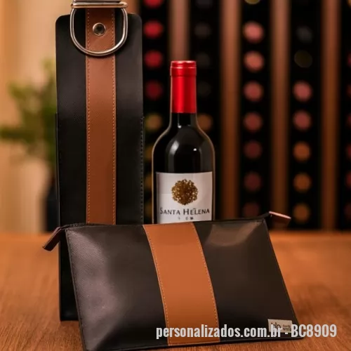 Porta vinho personalizada - ESCRIÇÃO:1 PORTA VINHO 1 GARRAFA 45X10X10   CONFECCIONADA EM SINTETICO  PRADA COM SEGURADOR DE MÃO  MEIA ARGOLA NÍQUEL 5.5CM, FECHAMENTO BOTÃO DE PRESSÃO.  1 NECESSEIRE 25X20CM CONFECCIONADO  EM SINTETICO PRADA COM FORRO  INTERNO DE MICRO FIBRA,  FECHAMENTO ZÍPER.