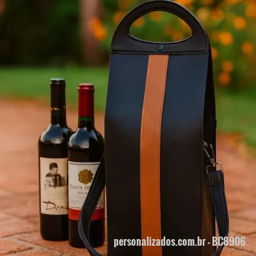 Porta vinho personalizada - DESCRIÇÃO: PORTA VINHO DUPLO 45X20X10CM  CONFECCIONADO EM SINTETICO  PRADA COM ALÇA DE OMBRO  REMOVÍVEL DE MOSQUETÃO NÍQUEL, FECHAMENTO BOTÃO DE PRESSÃO.