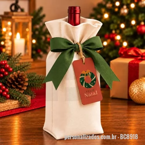 Porta vinho personalizada - Confeccionado em lona de algodão cru, com corpo liso, fechamento com laço verde decorativo e tag natalina.  Medidas: Comprimento: 15 cm Altura: 40 cm Largura: 10 cm  Pedido mínimo de 100 unidades