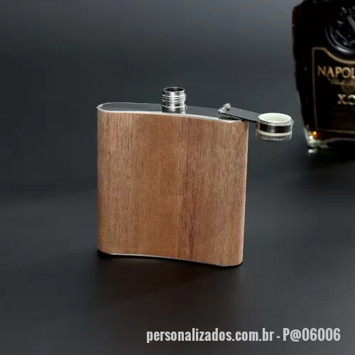 Porta whisky personalizada - Porta whisky 6oz em aço inoxidável com acabamento em folha de madeira.