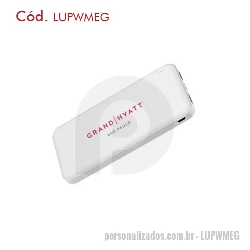 Power bank personalizado - Bateria Power bank Mega com entrada formato USB-C e 2 saídas para um carregamento rápido com potência de 2.4A, corpo na cor branca, este brinde com tecnologia de ponta traz consigo a capacidade inovadora de recarregar celulares e smartphones por até 5x sem precisar conectar na tomada, diga adeus aos bancos de energia com pouca durabilidade ou sobrevida de baixa qualidade com este produto exclusivo e surpreenda seus clientes e colaboradores com um dispositivo prático e faça a marca da sua empresa ser lembrada de um jeito especial. Potência de 12000mAh, entradas: DC5V/2A (Micro USB/USB-C, saídas DC5V/2.4A (USB) medidas da embalagem = 10,5 x 18,5 x 2,3 cm. A quantidade de carga pode variar de acordo com o modelo do dispositivo conectado.