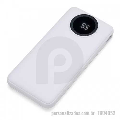 Power bank personalizado -  Carregador portátil de 10.000mAh com display digital indicador de bateria, contém duas lanternas de led e quatro cabos de saída acoplados, sendo: saída Lightning, saída Tipo-C, saída V8 e saída USB. O carregador possui uma porta USB dupla (entrada e saída) com carga rápida e outras duas portas de entrada: V8 e Tipo-C. Acompanha cabo USB.
