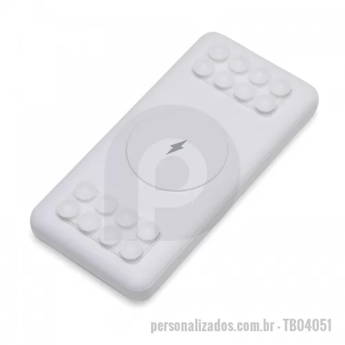 Power bank personalizado - Carregador portátil de indução com 10.000mAh e indicador led de bateria, contém dois conjuntos de ventosas nas extremidades da área de indução, ideal para fixação do celular durante este modo de carga. O carregador possui duas portas de saídas USB, possibilitando o carregamento de dois dispositivos ao mesmo tempo, além do modo de carga por indução ilustrado por um raio, indicando a área correta para este modo de carga. O carregador possui duas portas de entradas, Tipo-C e V8. Acompanha cabo USB e adaptador Tipo-C.