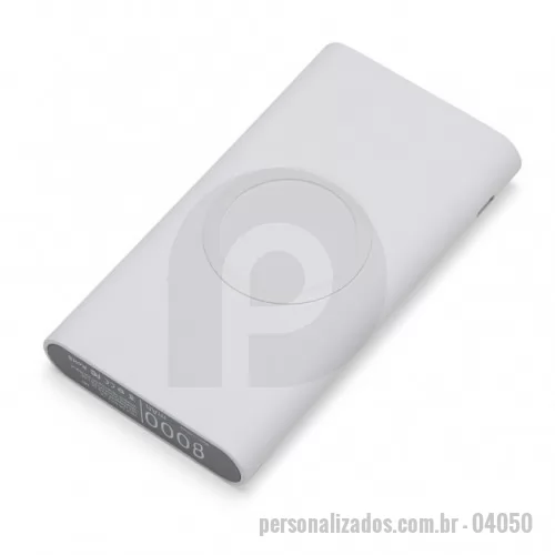 Power bank personalizado - Carregador portátil de indução com 8000mAh e indicadores led de bateria e indução. O carregador contém um detalhe circular emborrachado na área de indução, proporcionado mais segurança ao dispositivo conectado, evitando deslizamentos durante este modo de carga – o lado oposto da indução possui um ícone indutivo, porém é uma mera ilustração, esta área não gera carga. O carregador possui uma porta de saída USB com carga rápida e duas portas de entradas, Tipo-C e V8. Acompanha cabo USB e adaptador Tipo-C