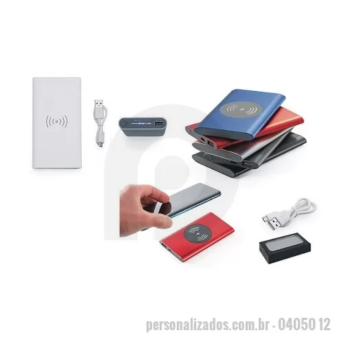 Power bank personalizado - Carregador portátil de indução com 8000mAh e indicadores led de bateria e indução. O carregador contém um detalhe circular emborrachado na área de indução, proporcionado mais segurança ao dispositivo conectado, evitando deslizamentos durante este modo de carga – o lado oposto da indução possui um ícone indutivo, porém é uma mera ilustração, esta área não gera carga. O carregador possui uma porta de saída USB com carga rápida e duas portas de entradas, Tipo-C e V8. Acompanha cabo USB.  Largura :  7,2 cm  Espessura :  2 cm  Comprimento :  13,6 cm