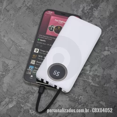 Power bank personalizado - Power bank Personalizado - CBX04052 -  Carregador portátil de 10.000mAh com display digital indicador de bateria, contém duas lanternas de led e quatro cabos de saída acoplados, sendo: saída Lightning, saída Tipo-C, saída V8 e saída USB. O carregador possui uma porta USB dupla (entrada e saída) com carga rápida e outras duas portas de entrada: V8 e Tipo-C. Acompanha cabo USB.  Largura :  6,9 cm  Espessura :  2 cm  Comprimento :  14,4 cm  Medidas aproximadas para gravação (CxL):  5 cm x 8 cm  Peso aproximado (g):  241 - 152721 - Power bank