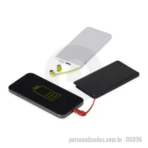 Power bank personalizado - Carregador portátil plástico com 5.000mAh e indicador led de bateria. Possui entrada V8, acompanha cabo USB, adaptador lightning e adaptador tipo-C.