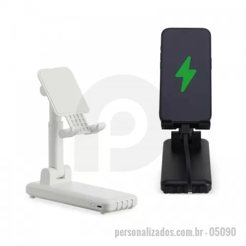 Power bank personalizado - Power bank plástico de 10.000mAh multissaídas com suporte retrátil para celular ou tablet. Com indicadores led de bateria e base antiderrapante, o carregador possui os cabos tipo-C , lightning, , V8 e USB acoplados. Acompanha cabo USB V8 e adaptador lightning.