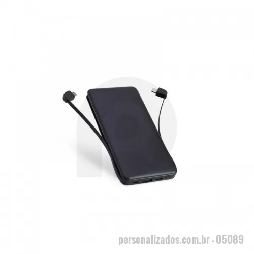 Power bank personalizado - Power bank plástico de 5.000mAh com indicadores led de bateria e cabos acoplados: Tipo-C e V8. Acompanha cabo USB V8 e adaptador Lightning.