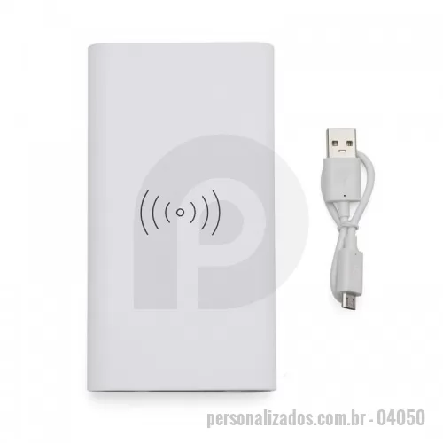 Power bank personalizado - Carregador portátil de indução com 8000mAh e indicadores led de bateria e indução. O carregador contém um detalhe circular emborrachado na área de indução, proporcionado mais segurança ao dispositivo conectado, evitando deslizamentos durante este modo de carga – o lado oposto da indução possui um ícone indutivo, porém é uma mera ilustração, esta área não gera carga. O carregador possui uma porta de saída USB com carga rápida e duas portas de entradas, Tipo-C e V8. Acompanha cabo USB.