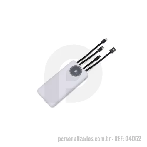Power bank personalizado - Power Bank 10.000mAh com indicador LED. Carregador portátil plástico com 10.000mAh e indicador led de bateria. Possui entrada V8, acompanha cabo USB, adaptador lightning e adaptador tipo-C. Largura : 7,5 cm / Espessura : 1 cm / Comprimento : 15,2 cm / Medidas aproximadas para gravação (CxL): 11 cm x 5,5 cm / Peso aproximado (g): 270 / Cor: preto e branco