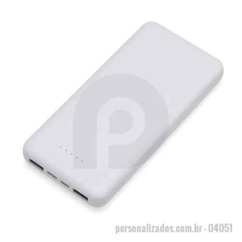 Power bank personalizado - Carregador portátil de indução com 10.000mAh e indicador led de bateria, contém dois conjuntos de ventosas nas extremidades da área de indução, ideal para fixação do celular durante este modo de carga. O carregador possui duas portas de saídas USB, possibilitando o carregamento de dois dispositivos ao mesmo tempo, além do modo de carga por indução ilustrado por um raio, indicando a área correta para este modo de carga. O carregador possui duas portas de entradas, Tipo-C e V8. Acompanha cabo USB