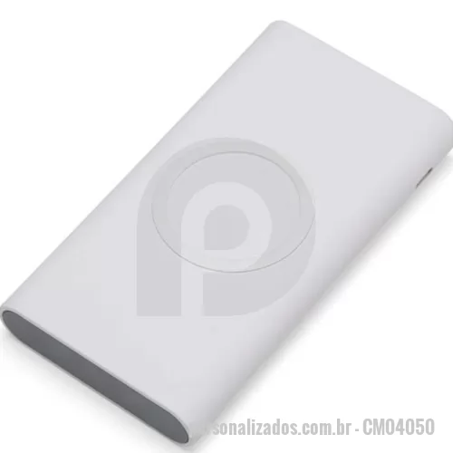 Power bank personalizado - Carregador portátil de indução com 8000mAh e indicadores led de bateria e indução. O carregador contém um detalhe circular emborrachado na área de indução, proporcionado mais segurança ao dispositivo conectado, evitando deslizamentos durante este modo de carga – o lado oposto da indução possui um ícone indutivo, porém é uma mera ilustração, esta área não gera carga. O carregador possui uma porta de saída USB com carga rápida e duas portas de entradas, Tipo-C e V8. Acompanha cabo USB.