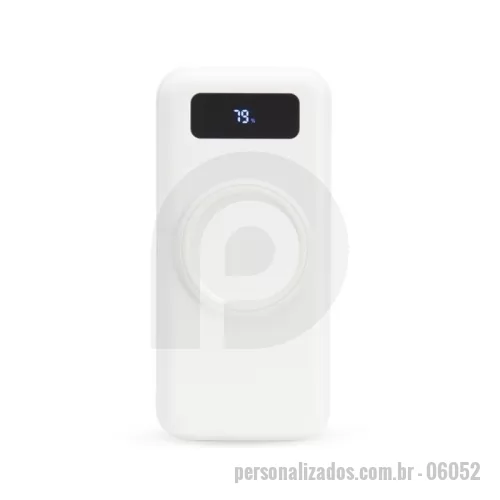 Power bank personalizado - Carregador portátil power bank com 10.000mAh e carregamento via indução ou via cabo. Com display digital indicador de bateria, o carregador contém quatro cabos acoplados: Lightning, Tipo-C, V8 e saída USB para o carregamento da própria bateria. Portas de entrada: V8, Tipo-C e duas portas USB.