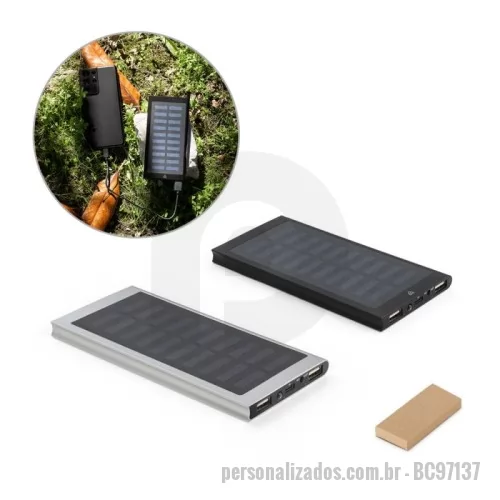 Power bank personalizado - Bateria portátil em alumínio 100% reciclado. Bateria em lítio, com painel solar e lanterna. Tem capacidade de 8.000 mAh e tempo de vida superior a 500 ciclos. Possui uma porta de entrada e saída USB-C e duas portas de saída USB-A. Incluso cabo USB-C para carregamento com cerca de 30 cm. Ideal para situações de emergência. Fornecido em caixa presente em papel kraft. 153 x 74 x 10 mm