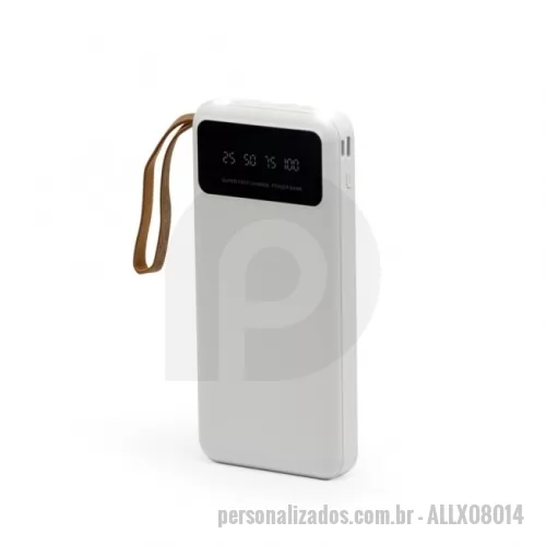 Power bank personalizado - Carregador power bank de 10.000mAh com lanternas, múltiplas saídas e suporte para celular. Fabricado em plástico com display integrado, este power bank vem equipado com quatro cabos de carregamento, eliminando a necessidade de transportar cabos extras. Compatível com entradas V8, Tipo-C, Lightning e USB, praticidade é o sinônimo deste carregador. Com alça de couro sintético e um suporte funcional para celular, estilo gaveta, o power bank possui capacidade real de 6.000mAh para manter os dispositivos sempre carregados. Acompanha cabo USB-V8.