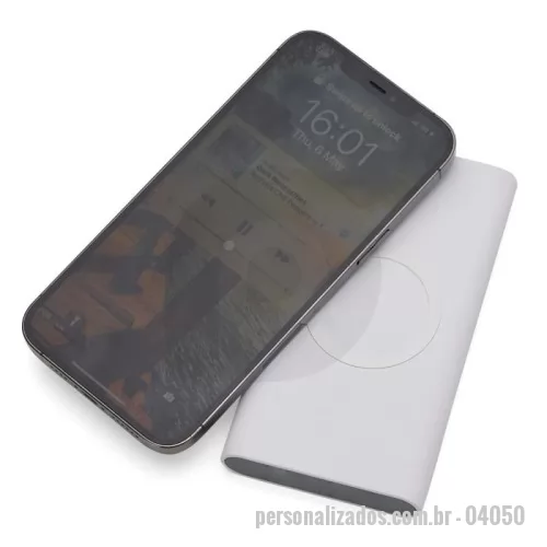 Power bank personalizado - Ainda mais power na hora de carregar seus dispositivos! O nosso Power Bank possui 2 modos de funcionamento: via indução ou cabo. Com bateria de 8000mAh, este carregador contém um detalhe circular emborrachado na área de indução, proporcionado mais segurança ao dispositivo conectado, evitando deslizamentos durante este modo de carga. O carregador possui uma porta de saída USB com carga rápida e duas portas de entradas, Tipo-C e V8. Acompanha cabo USB.