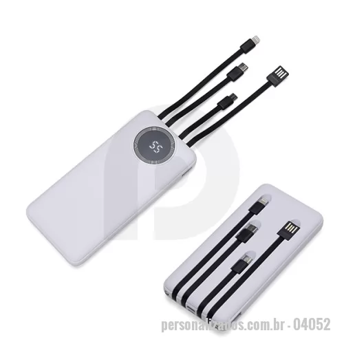 Power bank personalizado -  Carregador portátil de 10.000mAh com display digital indicador de bateria, contém duas lanternas de led e quatro cabos de saída acoplados, sendo: saída Lightning, saída Tipo-C, saída V8 e saída USB. O carregador possui uma porta USB dupla (entrada e saída) com carga rápida e outras duas portas de entrada: V8 e Tipo-C. Acompanha cabo USB.
