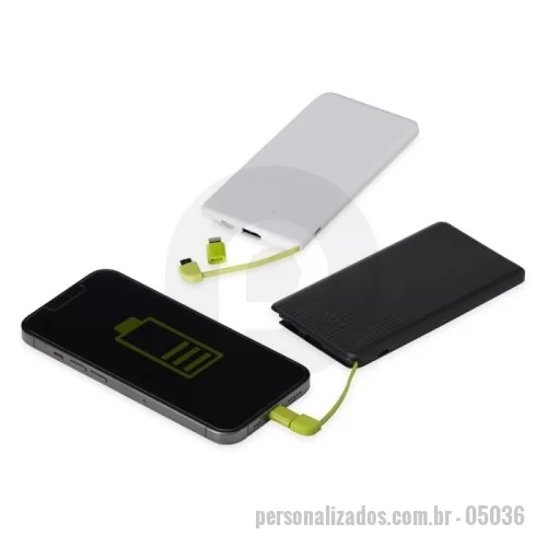 Power bank personalizado - Carregador portátil plástico com 5.000mAh e indicador led de bateria. Possui entrada V8, acompanha cabo USB e adaptador lightning.