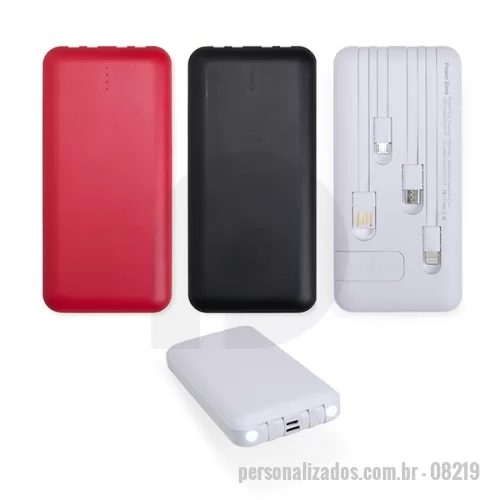 Power bank personalizado - Nosso power bank 10.000mAh 4 em 1 é uma solução prática e eficiente para manter os dispositivos sempre carregados, mesmo quando estiver em movimento. Feito em plástico, este carregador portátil é compatível com diversos dispositivos, pois conta com quatro cabos acoplados: Lightning, tipo-C, micro-USB e USB. Além disso, o power bank possui um suporte lateral integrado, feito para manter o celular na horizontal durante o carregamento, permitindo assistir vídeos ou participar de reuniões enquanto o dispositivo carrega. Funcional, nosso carregador é equipado com duas lanternas para situações de emergência. Sua entrada micro-USB 5V=2.1A e saída USB 5V=2.1A, oferece um desempenho eficiente e rápido para o dia a dia.