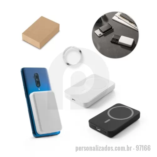 Power bank personalizado - Bateria portátil em ABS 100% reciclado. Tem capacidade de 5.000 mAh e tempo de vida ? 300 ciclos. Esta bateria portátil torna-se muito prática para o dia a dia, uma vez que permite, através do seu magnetismo, prender-se atrás dos dispositivos móveis. Incluso grip magnético extra para ser colocado nos smartphones que não têm magnetismo. Possui entrada/saída USB-C e potência máxima de 15W para carregamento rápido sem fios. Compatível com smartphones com tecnologia de carregamento sem fios. Incluso cabo USB-C para carregamento rápido. Fornecido em caixa presente de papel kraft reciclado. 96 x 64 x 14 mm | Caixa: 90 x 18 x 97 mm