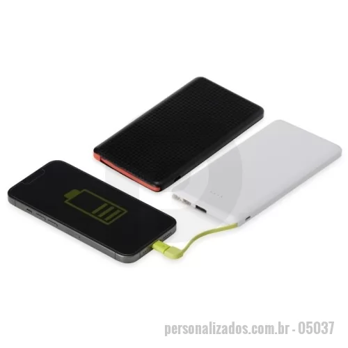 Power bank personalizado - Carregador portátil plástico com 10.000mAh e indicador led de bateria. Possui entrada V8, acompanha cabo USB, adaptador lightning e adaptador tipo-C.