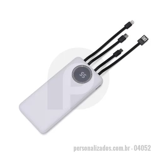 Power bank personalizado - Carregador portátil de 10.000mAh com display digital indicador de bateria, contém duas lanternas de led e quatro cabos de saída acoplados, sendo: saída Lightning, saída Tipo-C, saída V8 e saída USB. O carregador possui uma porta USB dupla (entrada e saída) com carga rápida e outras duas portas de entrada: V8 e Tipo-C. Acompanha cabo USB.