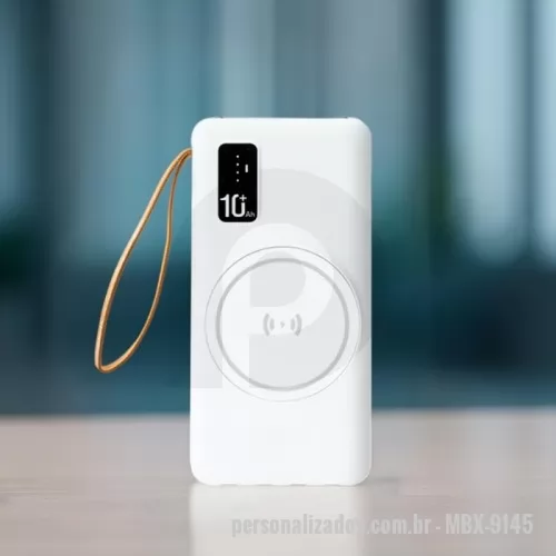 Power bank personalizado - Power Bank em plástico com capacidade de 10.000mAh. Possui quatro cabos integrados com saídas para Lightning, USB-C, Micro-USB e USB, além de área de recarga por indução magnética para dispositivos compatíveis e lanterna de LED. Conta ainda com entradas USB-A e USB-C para recarga do próprio aparelho e alça de tecido sintético para transporte.