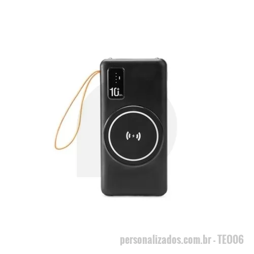 Power bank personalizado - Power Bank em plástico com capacidade de 10.000mAh. Possui quatro cabos integrados com saídas para Lightning, USB-C, Micro-USB e USB, além de área de recarga por indução magnética para dispositivos compatíveis e lanterna de LED. Conta ainda com entradas USB-A e USB-C para recarga do próprio aparelho e alça de tecido sintético para transporte.