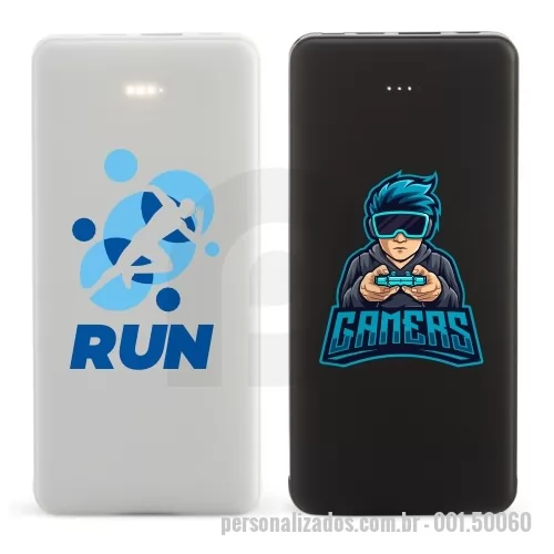 Power bank personalizado - Power bank plástico de 10.000mAh com indicadores led de bateria e cabos acoplados: Tipo-C e V8. Acompanha cabo USB V8 e adaptador Lightning.
