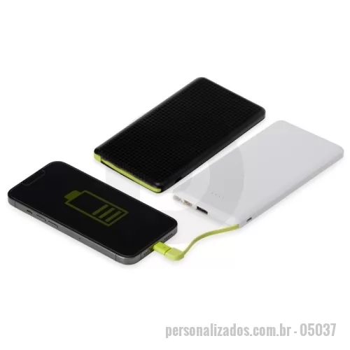Power bank personalizado - Descrição: Carregador portátil plástico com 10.000mAh e indicador led de bateria. Possui entrada V8, acompanha cabo USB, adaptador lightning e adaptador tipo-C.  Largura :  7,5 cm  Espessura :  1 cm  Comprimento :  15,2 cm  Medidas aproximadas para gravação (CxL):  11 cm x 5,5 cm