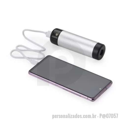 Power bank personalizado -  Power Bank com estrutura em metal e detalhes em plástico. Possui capacidade de 4.000 mAh, entradas USB e USB-C, além de lanterna LED integrada. Acompanha cabo USB-C.