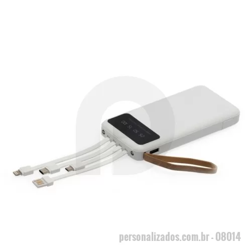 Power bank personalizado - Carregador power bank de 10.000mAh com lanternas, múltiplas saídas e suporte para celular. Fabricado em plástico com display integrado, este power bank vem equipado com quatro cabos de carregamento, eliminando a necessidade de transportar cabos extras. Compatível com entradas V8, Tipo-C, Lightning e USB, praticidade é o sinônimo deste carregador. Com alça de couro sintético e um suporte funcional para celular, estilo gaveta, o power bank possui capacidade real de 6.000mAh para manter os dispositivos sempre carregados. Acompanha cabo USB-V8.