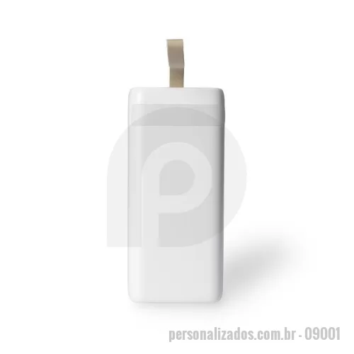 Power bank personalizado - Power bank em plástico com capacidade de até 20.000mAh. Possui quatro cabos integrados com saídas Lightning, USB-C, Micro-USB e USB. Conta ainda com duas entradas para carregamento do próprio aparelho, uma USB-A e outra USB-C, painel de LED numérico e lanterna frontal e alça fixa em couro sintético para transporte. Acompanha cabo USB-C.