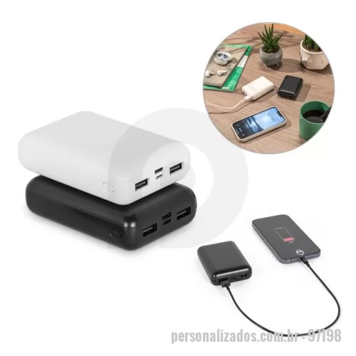Power bank personalizado - Bateria portátil em ABS 100% reciclado, com capacidade de 10.000mAh. Bateria portátil com indicador de nível de carga, uma porta de entrada/saída USB-C, uma porta de entrada microUSB e duas portas de saída USB-A. Incluso um cabo de carregamento USB-C. Fornecida em caixa presente em papel kraft reciclado. Para mais variedades acesse royalgift.com.br