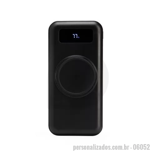 Power bank personalizado - Carregador portátil com capacidade para até 10.000mAh. Conta com display digital que indica o percentual de bateria do próprio carregador, área para carregamento de dispositivos compatíveis com tecnologia de indução e quatro cabos com saídas micro-USB, USB-C, Lightning e USB-A. Dispõe ainda de entradas micro-USB e USB-C exclusivas para a recarga do próprio carregador.  Largura: 6,9 cm Comprimento: 14,8 cm Espessura: 2,2 cm Medidas aproximadas para gravação: (CxL): 3,5 cm x 5 cm
