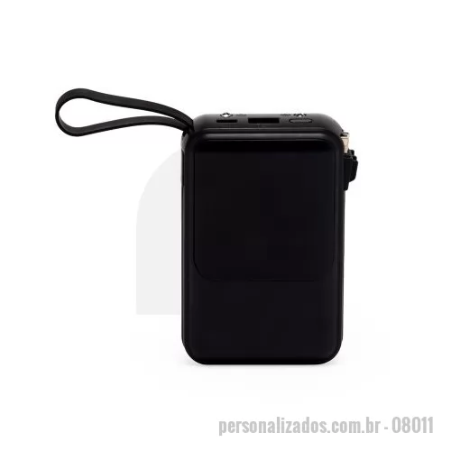Power bank personalizado - Carregador portátil em plástico com capacidade de até 10.000mAh. Possui display para visualização de percentual de carga do power bank e quatro cabos com saída para micro-USB, USB-C, Lightning e USB, além de entradas USB e USB-C dedicadas apenas para a recarga do próprio dispositivo portátil. Conta ainda com alça de borracha e um tamanho compacto para um transporte discreto, ele possui uma capacidade real de 6.000mAh para manter os dispositivos sempre carregados. Acompanha cabo USB-C.  Altura: 10,6 cm Largura: 6,7 cm Espessura: 2,7 cm Medidas aproximadas para gravação: (CxL): 2 cm x 3,5 cm