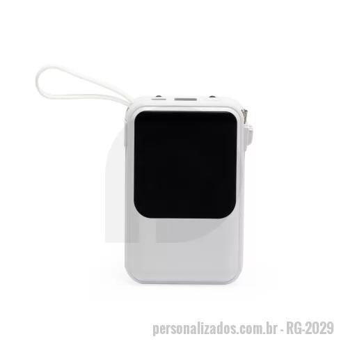 Power bank personalizado - Carregador portátil em plástico, até 10.000mAh. Display de carga, quatro cabos (micro-USB, USB-C, Lightning, USB). Capacidade real 6.000mAh.