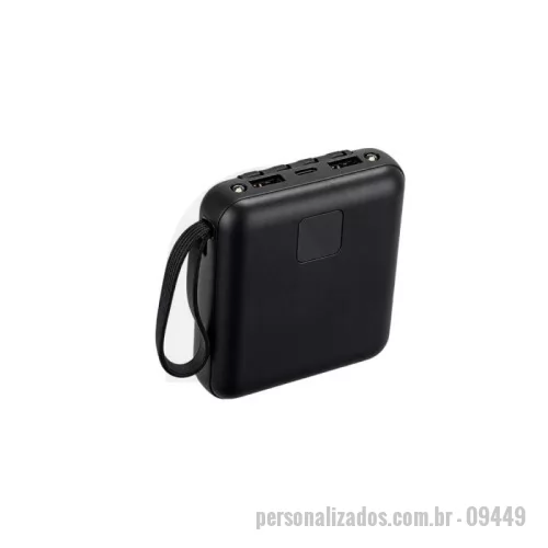 Power bank personalizado - Power bank com estrutura em plástico e capacidade de até 10.000mAh. Possui painel frontal em LED para indicar o percentual de carregamento, lanterna de dois LEDs acionada por botão lateral e quatro cabos com saídas para micro-USB, USB-C, Lightning e USB. Conta com duas portas USB-A, outra USB-C dedicada apenas à recarga do próprio carregador portátil e alça emborrachada para transporte.