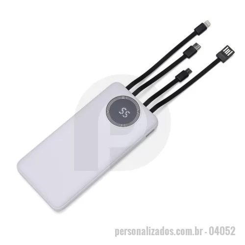 Power bank personalizado - Carregador portátil de 10.000mAh com display digital indicador de bateria, contém duas lanternas de LED e quatro cabos com saídas para: cabo Lightning, USB-C, micro USB e USB. O carregador possui uma porta USB dupla (entrada e saída) com carga rápida e duas entradas, USB-C e micro USB, exclusivas para o carregamento do próprio dispositivos Acompanha cabo USB para recarga.
