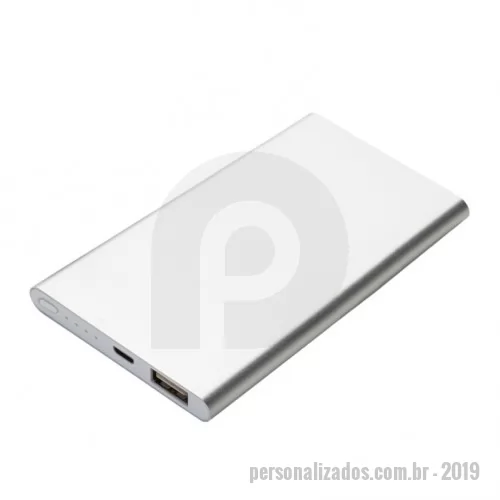 Power bank personalizado - Power bank de metal com indicador de carga em led. Corpo metálico de design fino com detalhe branco nas laterais, “entrada” e “saída” de 5v, 4 indicadores de carga em led branco e botao liga/desliga, 2800 mAh. Acompanha cabo USB.