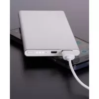 om design moderno ultrafino e confeccionado em metal resistente de alta qualidade, o carregador portátil customizado tem amplo espaço para inserção de logomarca e está disponível em 4 opções de cores. O carregador portátil customizado conta com indic